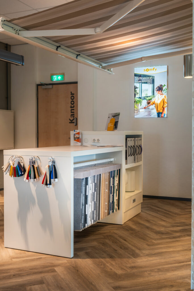 Showroom Wonning zonwerking verschillende kleurstalen en stoffen voor raambekleding